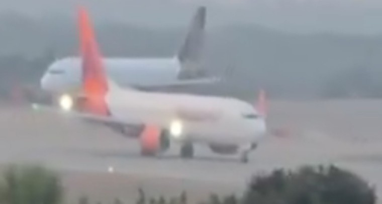 శంషాబాద్‌లో విమానానికి తప్పిన  ప్రమాదం