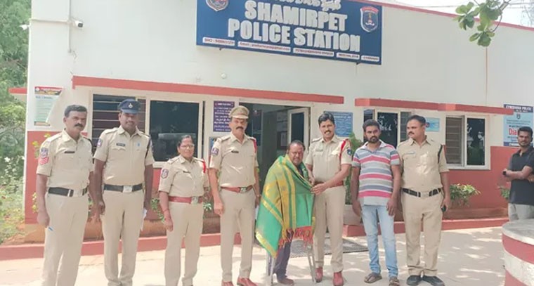 నిజాయితీగా నిలబడ్డ దివ్యాంగుడిని సన్మానించిన సీఐ