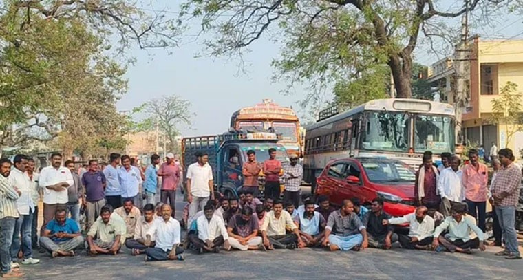 శంకరపట్నంలో యూరియా సమస్యపై రైతులు ఆందోళన