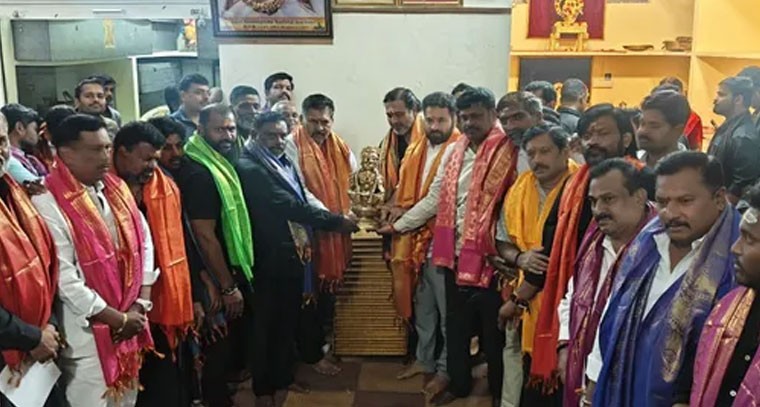 ముఠా గోపాల్ చేతుల మీదుగా అయ్యప్ప భక్తులకు పూజా సామగ్రి పంపిణీ