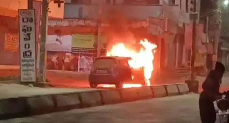 ప్రయాణిస్తున్న కారులో అగ్నిప్రమాదం