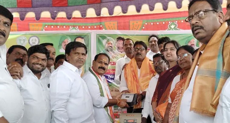 పత్తి, వరి కొనుగోలు కేంద్రాలు ప్రారంభించిన ఎమ్మెల్యే