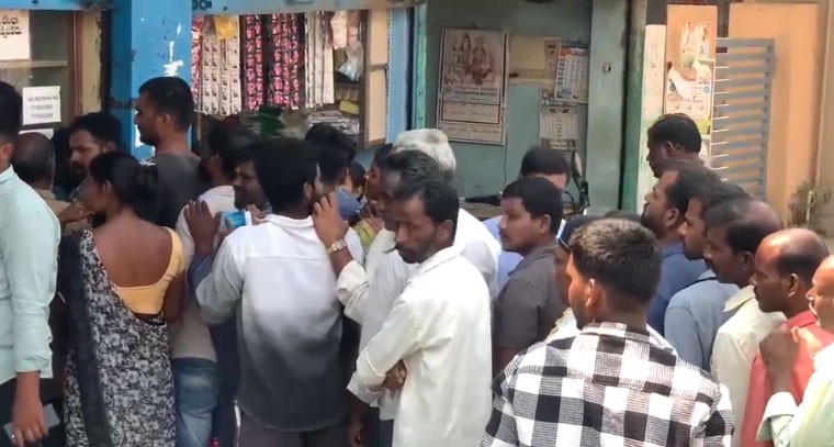 శివంపేట్‌లో భారత్‌గ్యాస్ కోసం వినియోగదారుల భారీ క్యూ