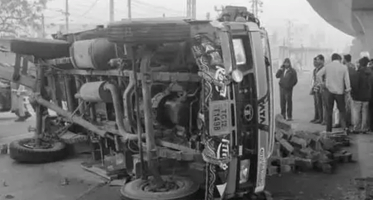  శివరాంపల్లి వద్ద మినీ లారీ బోల్తా