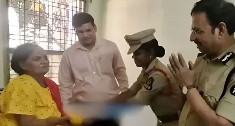 నటి శ్యామలను పరామర్శించిన సీపీ సజ్జనార్