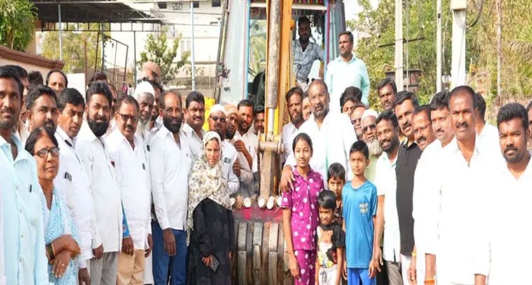 మంత్రి వాకిటి శ్రీహరి చేతుల మీదుగా సీసీ రోడ్డుకు భూమి పూజ