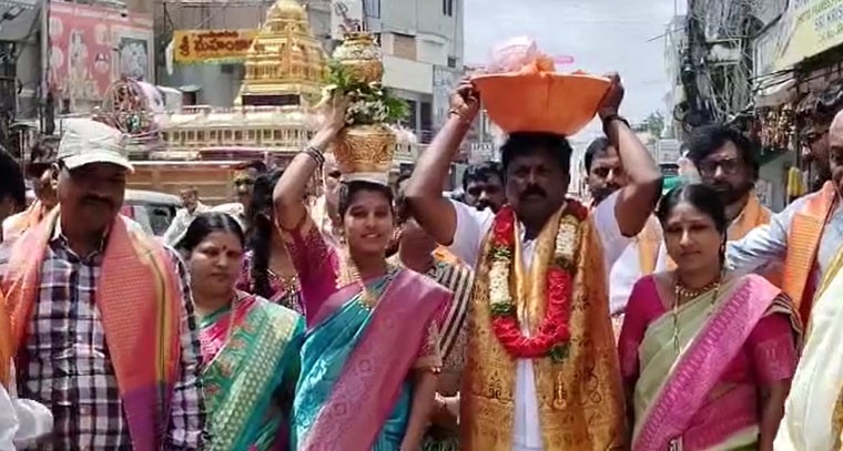 మారుతి యాదవ్ ఆధ్వర్యంలో అమ్మవారికి ప్రత్యేక పూజలు