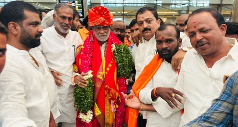 శంషాబాద్ ఎయిర్ పోర్ట్ లో ఎంపీ లక్ష్మణ్ కు ఘన సత్కారం