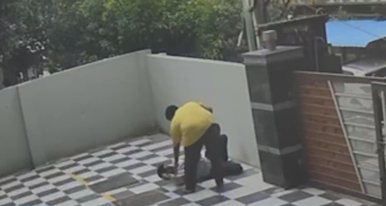 షటిల్‌కాక్ తీయడానికి ప్రయత్నించగా కరెంట్ షాక్ తగిలి బాలుడు మృతి   