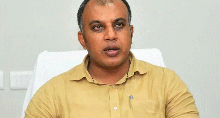 సిరిసిల్ల కలెక్టర్ డ్రెస్సింగ్‌పై హైకోర్టు ఆగ్రహం