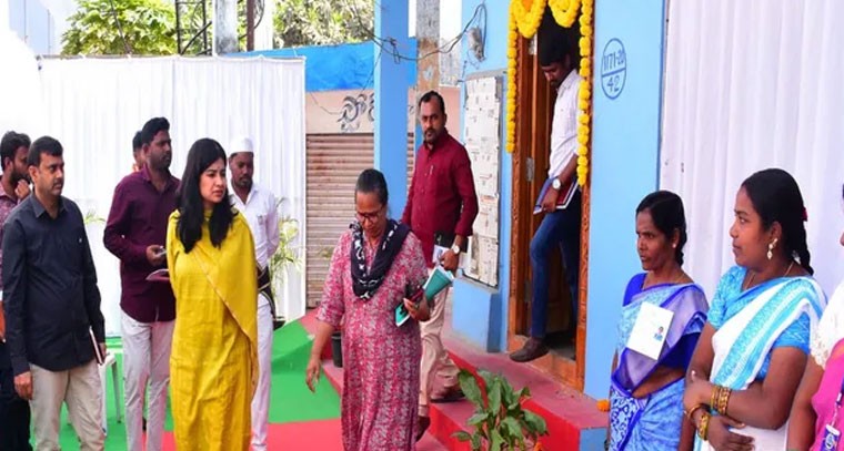 పోలింగ్ కేంద్రాల్లో పరిశీలించిన ఇంచార్జి కలెక్టర్