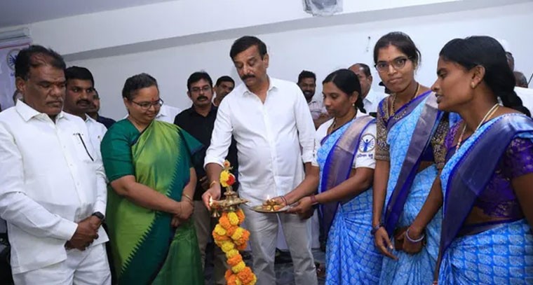 మహిళా సంఘాలకు వడ్డీలేని రుణాలను అందజేసిన ఎమ్మెల్యే