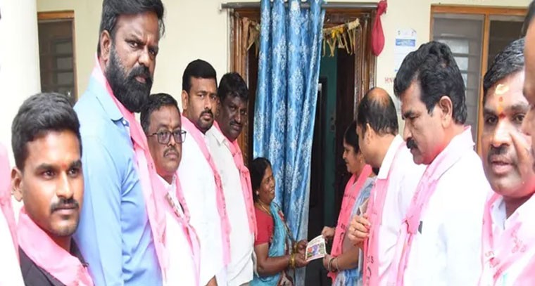 గడపగడపకూ బాకీ కార్డులు అందజేత