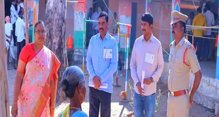 గ్రామపంచాయతీ ఎన్నికల ఓటింగ్: కలెక్టర్ హైమావతి పరిశీలన