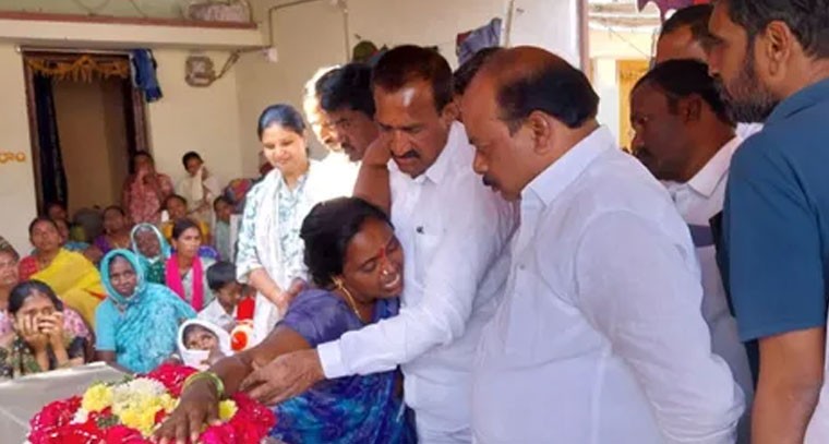 రోడ్డు ప్రమాదంలో ఉద్యమకారుడు మృతి... వీడ్కోలు పలికిన నేతలు