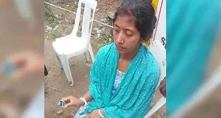 ఫోటో పట్టుకొని.. తన వాళ్లు ఏమయ్యారో చెప్పాలని వేడుకోలు