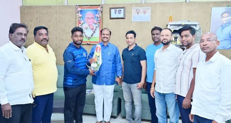 శ్రీలంక పర్యటనకు గద్వాల క్రికెటర్ ఎంపిక