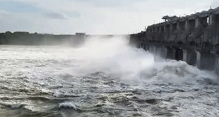 సింగూర్ డ్యాంలో భారీ వరద: 7 గేట్లు తెరిచి నీటి విడుదల