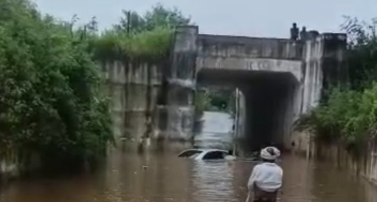 ఖమ్మంలో భారీ వర్షానికి రైల్వే అండర్ బ్రిడ్జి కింద మునిగిన కారు