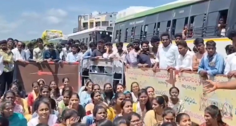 సిరిసిల్ల జేఎన్టీయూ ముందు విద్యార్థుల ధర్నా