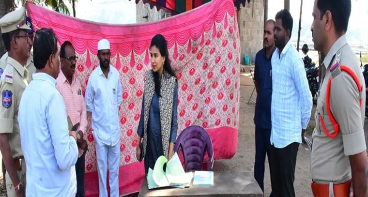 గ్రామ పంచాయతీ ఎన్నికల నేపథ్యంలో చెక్ పోస్ట్ ను కలెక్టర్ పరిశీలన