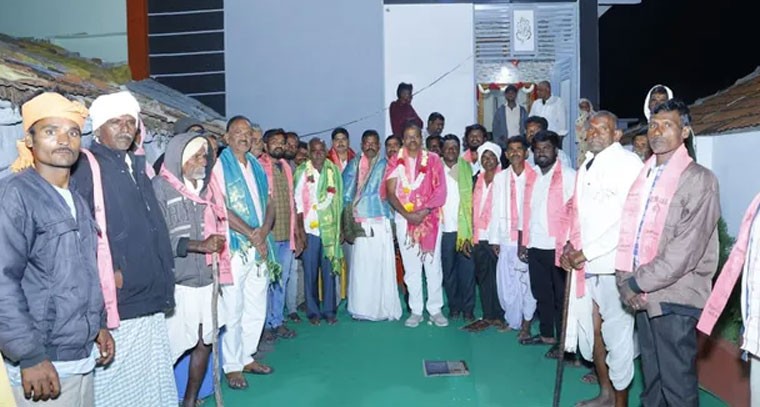 మాజీ ఎమ్మెల్యే సమక్షంలో కాంగ్రెస్ నాయకులు బీఆర్ఎస్ లోకి