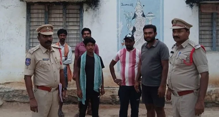 పోలింగ్ స్టేషన్ లను పరిశీలించిన సిఐ నరసింహారావు