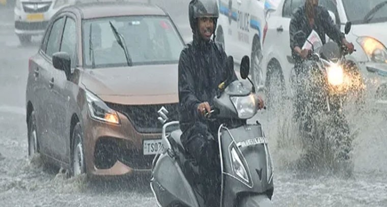 హైదరాబాద్ లో అతి భారీ వర్షాలు.. ఎమర్జెన్సీ హెల్ప్ లైన్ నెంబర్లు ఇవే