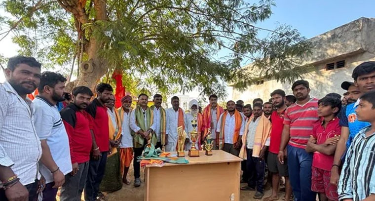 క్రికెట్ టోర్నమెంట్లోప్రథమ బహుమతి గెలుచుకున్న జాల్ తండా యువకులు