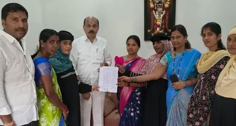 భవనాన్ని మహిళా సంఘాలకు కేటాయించాలని వినతి