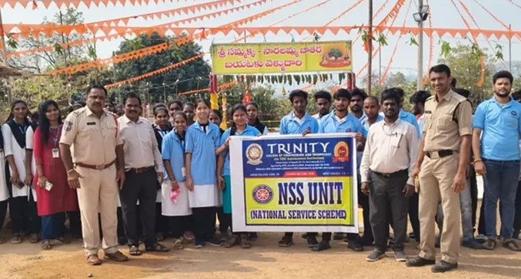 సమ్మక్క–సారలమ్మ జాతరలో ట్రినిటీ కళాశాల వాలంటీర్ల సేవా కార్యక్రమాలు