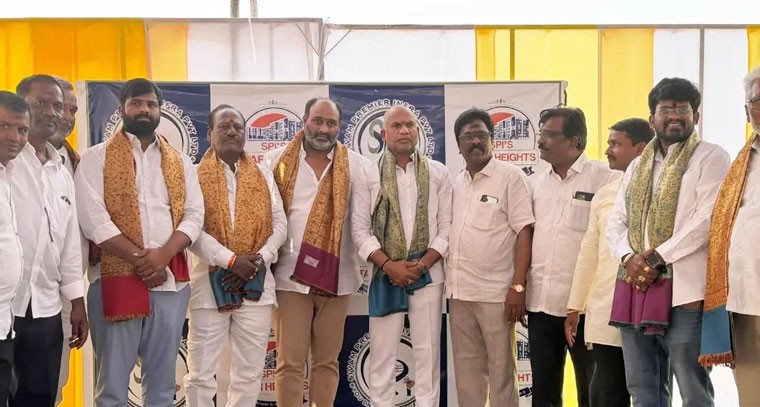 నూతన గృహ ప్రవేశ కార్యక్రమంలో పటాన్చెరు మాజీ కార్పొరేటర్ మెట్టు కుమార్ యాదవ్