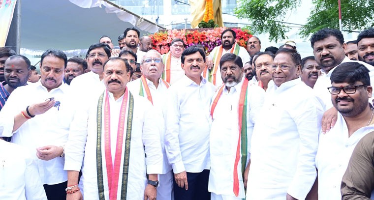 వై.ఎస్.ఆర్ జయంతి సందర్భంగా ఘన నివాళులు