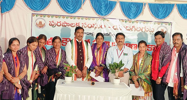 ఆలేరు మున్సిపల్ ఛైర్మన్ పీఠం పై కాంగ్రెస్ జెండా ఎగురవేసిన  బీర్ల అయిలయ్య