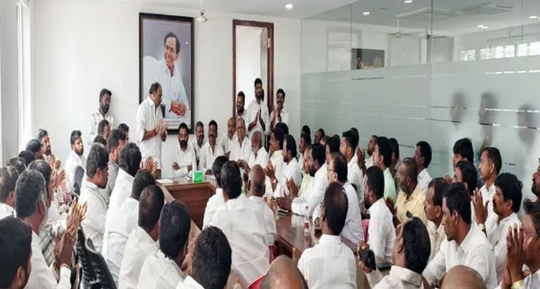 ఎన్నికల్లో బీఆర్ఎస్ బలోపేతంపై గడ్డపోతారం నాయకులతో సమావేశం