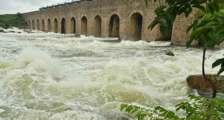నగరవాసులకు అలర్ట్.. జంట జలాశయాల నుంచి నీటిని విడుదల