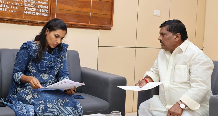  సంగారెడ్డి జిల్లా కలెక్టర్ ప్రావిణ్యను కలిసిన  పటాన్చెరు ఎమ్మెల్యే గూడెం మహిపాల్ రెడ్డి