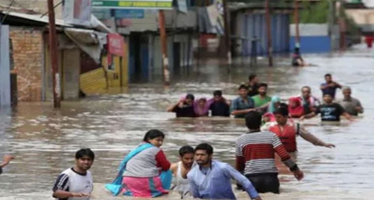 వరదల్లో చిక్కుకున్న 45 మంది కాలనీవాసులు