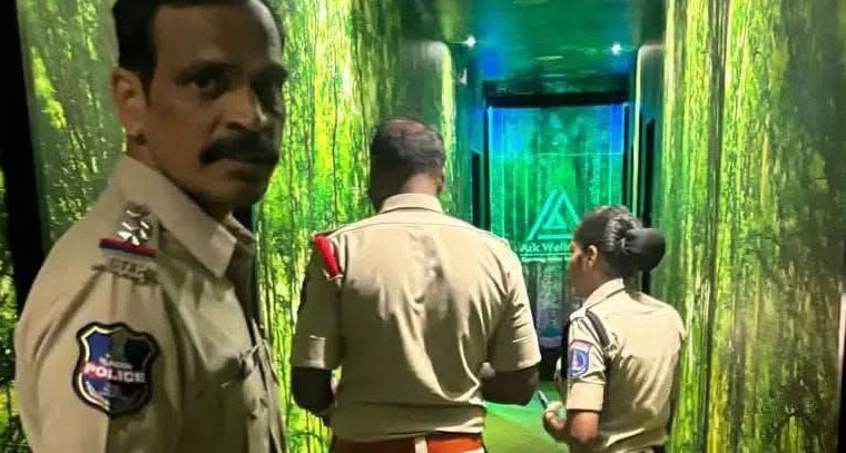 రెండు స్పా సెంటర్లపై దాడులు.. 20 మంది అరెస్ట్.!