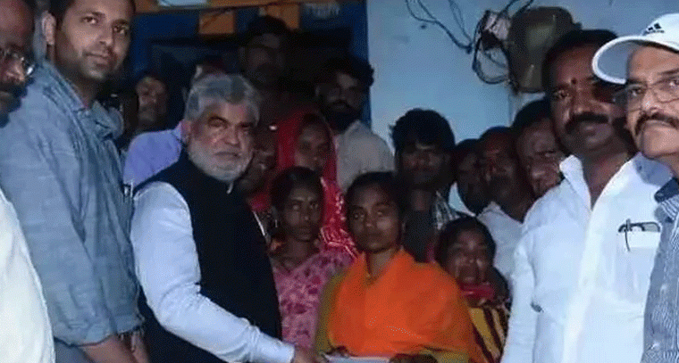 బస్సు ప్రమాద బాధిత కుటుంబానికి స్పీకర్ సాయం