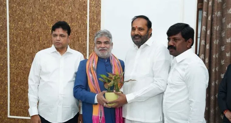 శాసన సభ స్పీకర్ ను కలిసిన ప్రభుత్వ విప్..