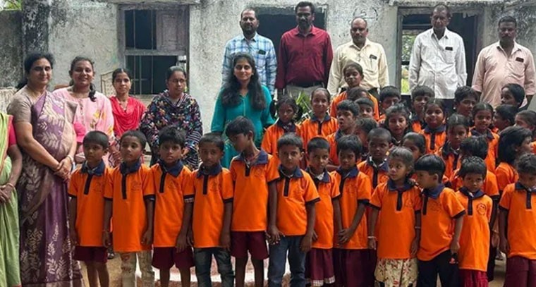 పాఠశాల విద్యార్థులకు స్పోర్ట్స్ డ్రెస్సుల వితరణ