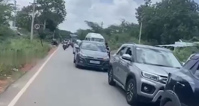 శ్రీశైలం రహదారిపై భారీగా ట్రాఫిక్ జామ్ 