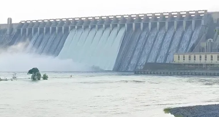 శ్రీశైలం నుండి నాగార్జున సాగర్‌కు భారీగా వరద నీరు
