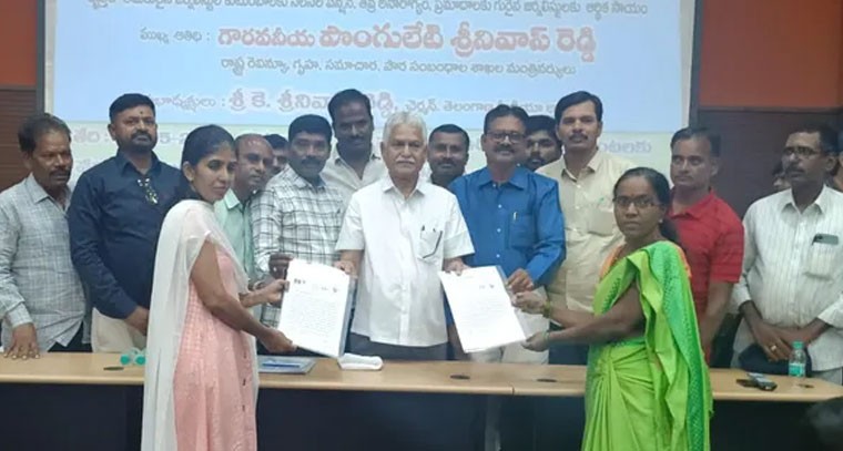 బాధిత కుటుంబాలకు చెక్కులు అందజేత