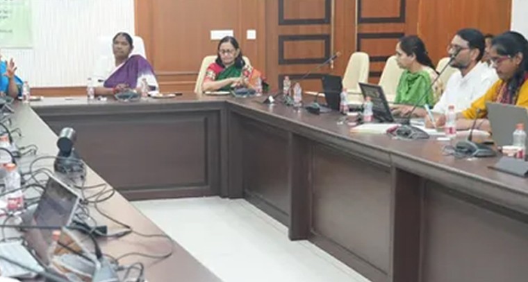 దేశానికి ఆదర్శంగా తెలంగాణ అంగన్వాడీలు నిలవాలి: సీతక్క