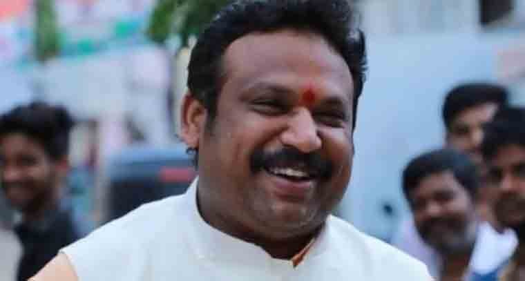 ఎమ్మెల్యే కాన్వాయ్ పైకి దూసుకెళ్లిన ఆర్టీసీ బస్సు, తప్పిన ప్రమాదం 