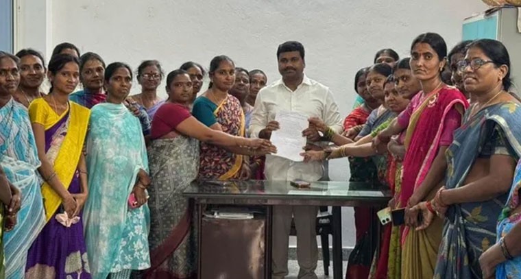 స్వశక్తి సంఘ భవన నిర్మాణానికి నిధులు మంజూరు చేస్తా హామీ