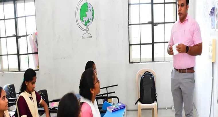 విద్యార్థుల్లో ప్రశ్నించే తత్వం పెరగాలి: కలెక్టర్