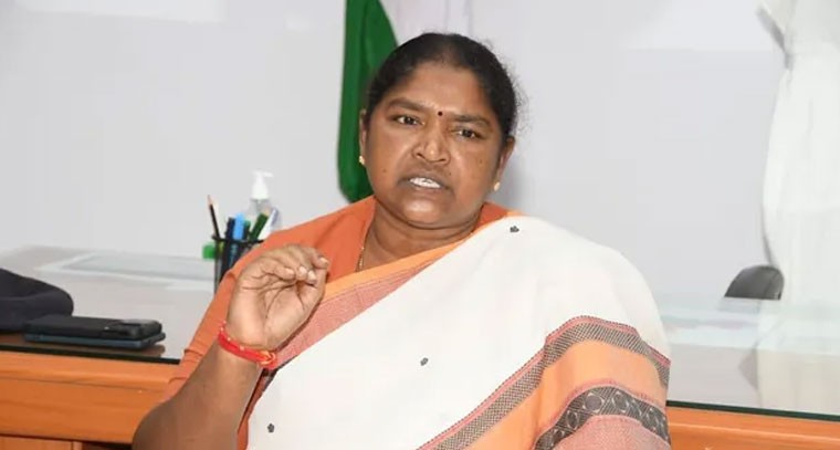 ఇంటి ఆడబిడ్డను గోస పెడుతున్నారు.. కేటీఆర్‌పై మంత్రి సీతక్క ఫైర్